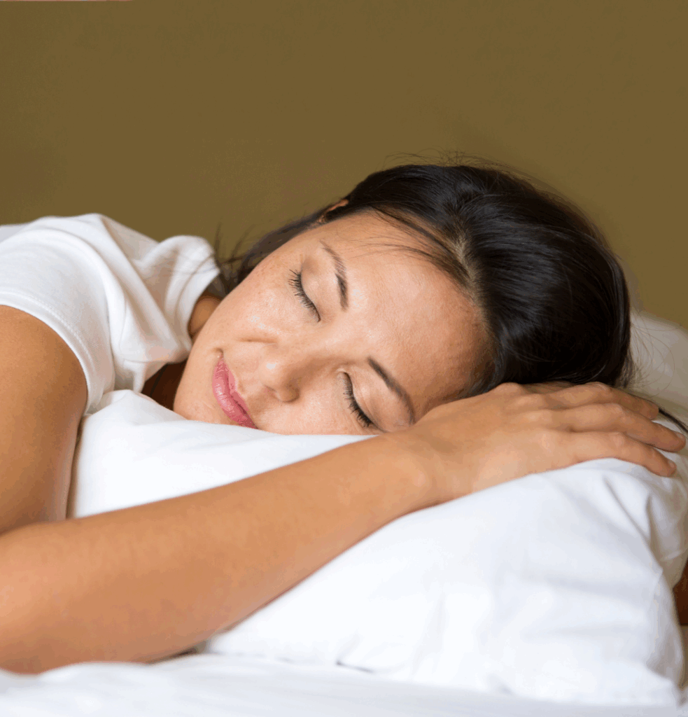 Fille hereuse en train de dormir, sommeil et beauté