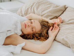 Une fille dort